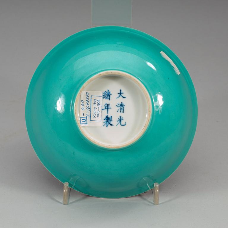 An green glazed and blue and white bowl, late Qing dynasty (1644-1912), with Guangxu six character mark.