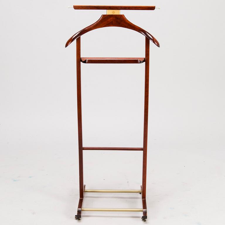 An Italian Fratelli Reguitti valet stand from the latter half of 20th century.