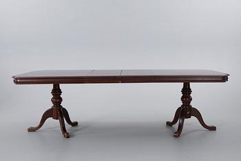 A SET OF 7 ROKOKO-STYLE DINING CHAIRS AND A TABLE, 20th century.