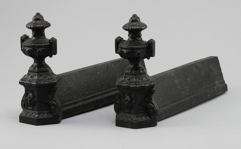 ELDHUNDAR, ett par, Louis XVI-stil, 1900-tal.