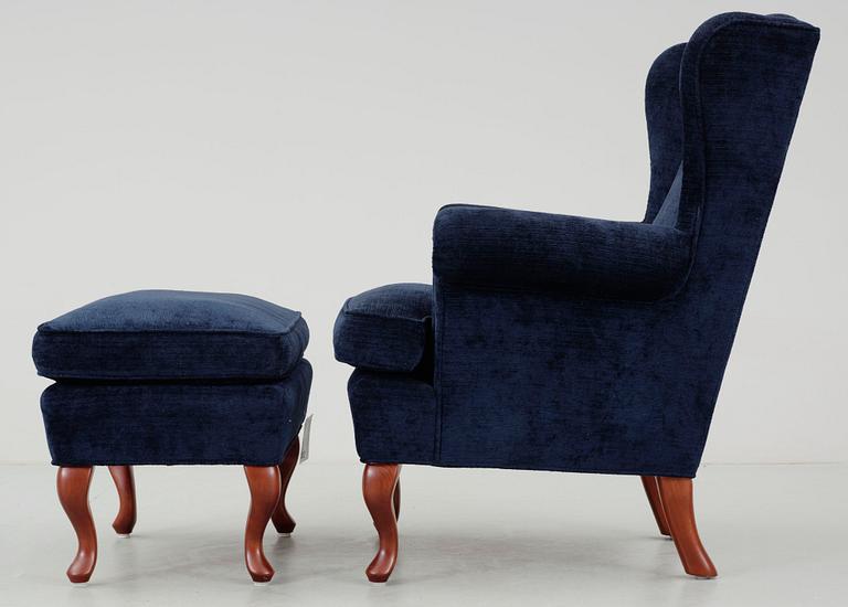 FÅTÖLJ MED FOTPALL. 1900/2000-tal.