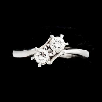 RING, 18k vitguld med briljantslipade diamanter ca 0,40ct. Vikt ca 4g.