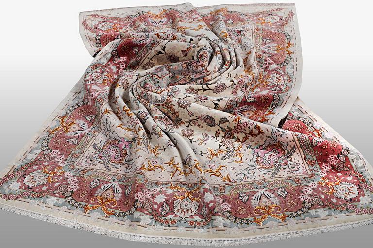 A carpet, Tabriz par silk, 60 Raj, ca 294 x 197 cm.