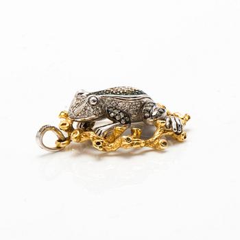 An 18K white and yellow gold pendant with brilliant cut diamonds ca. 0.87 ct in total, green garnets, yellow sapphires.