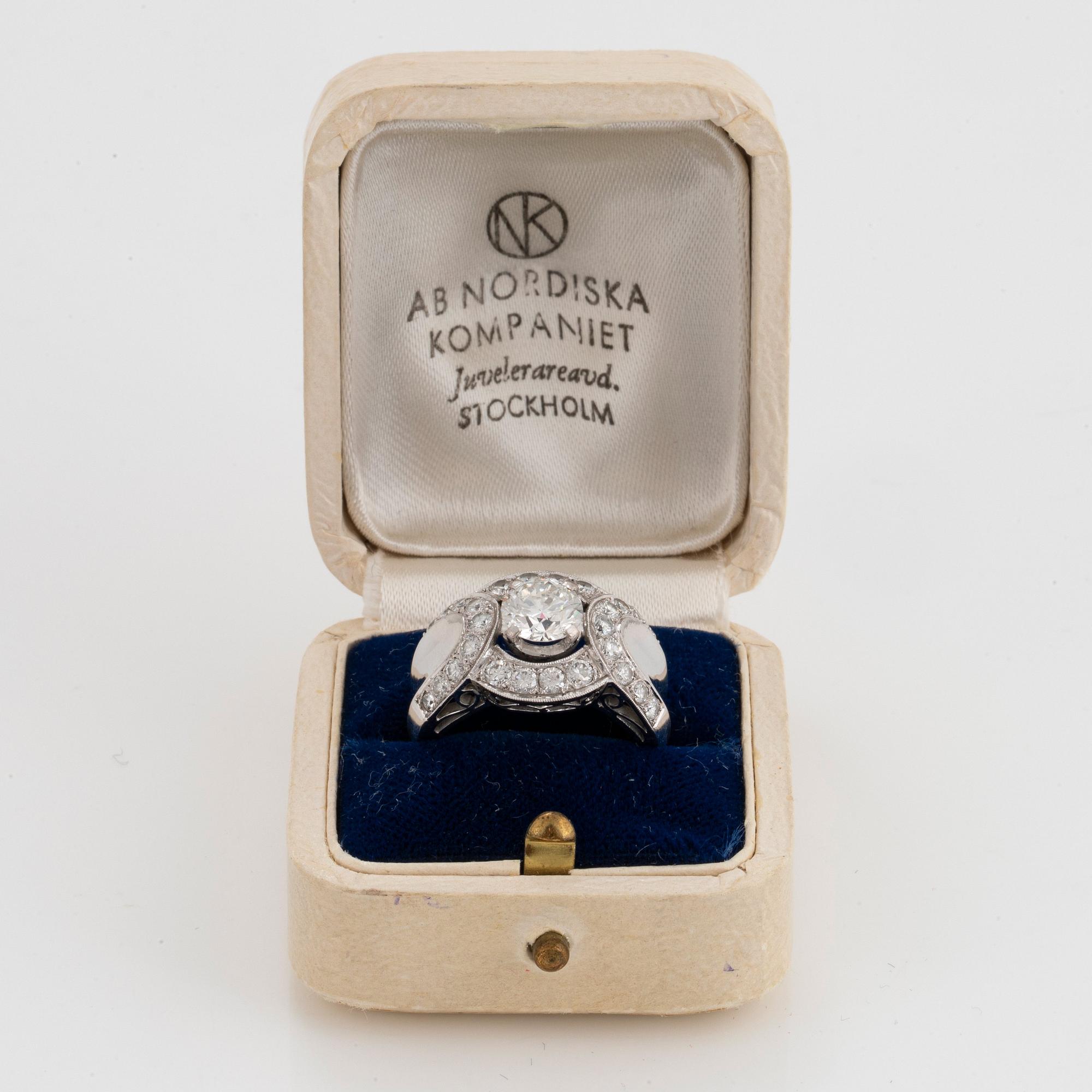 Ring 18K vitguld med runda briljantslipade diamanter totalvikt ca 1.50 ct.