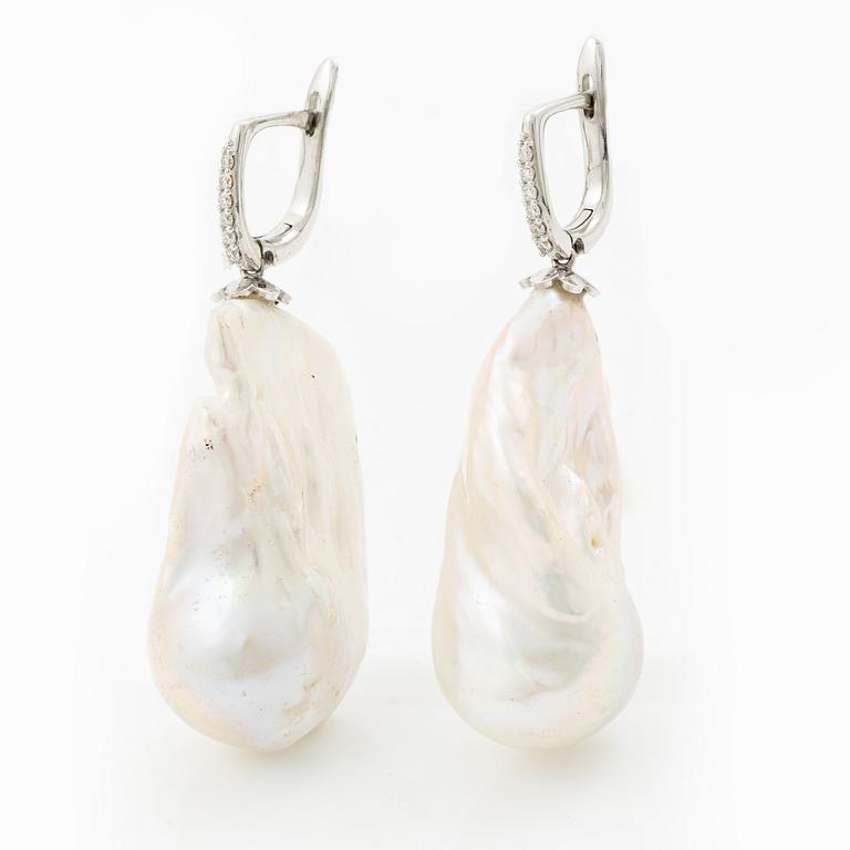 A pair of earrings in 18K gold with cultured baroque freshwater pearls and round brilliant-cut diamonds.