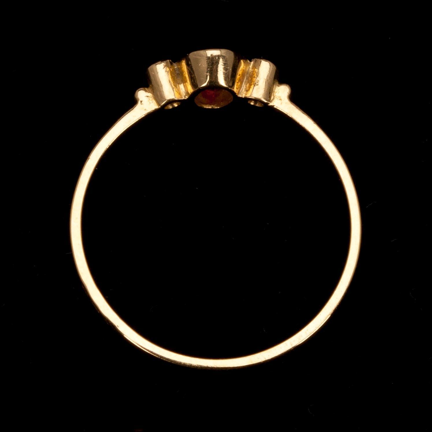RING, guld 14K, granat, 2 st, 8/8-kantslipade diamanter. Vikt 1,2 g.