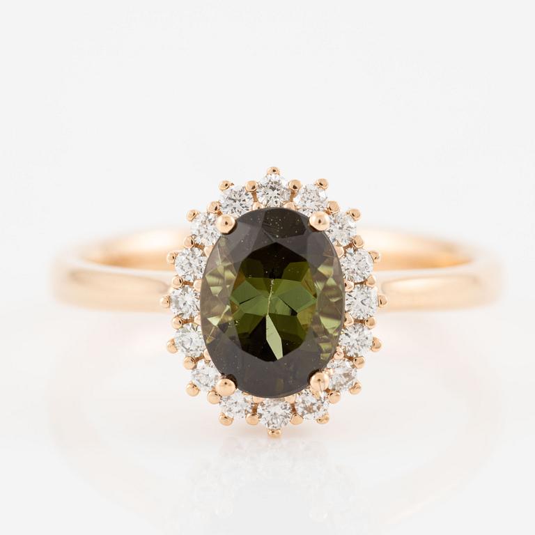 Ring in 18K gold with a faceted green tourmaline and round brilliant-cut diamonds.