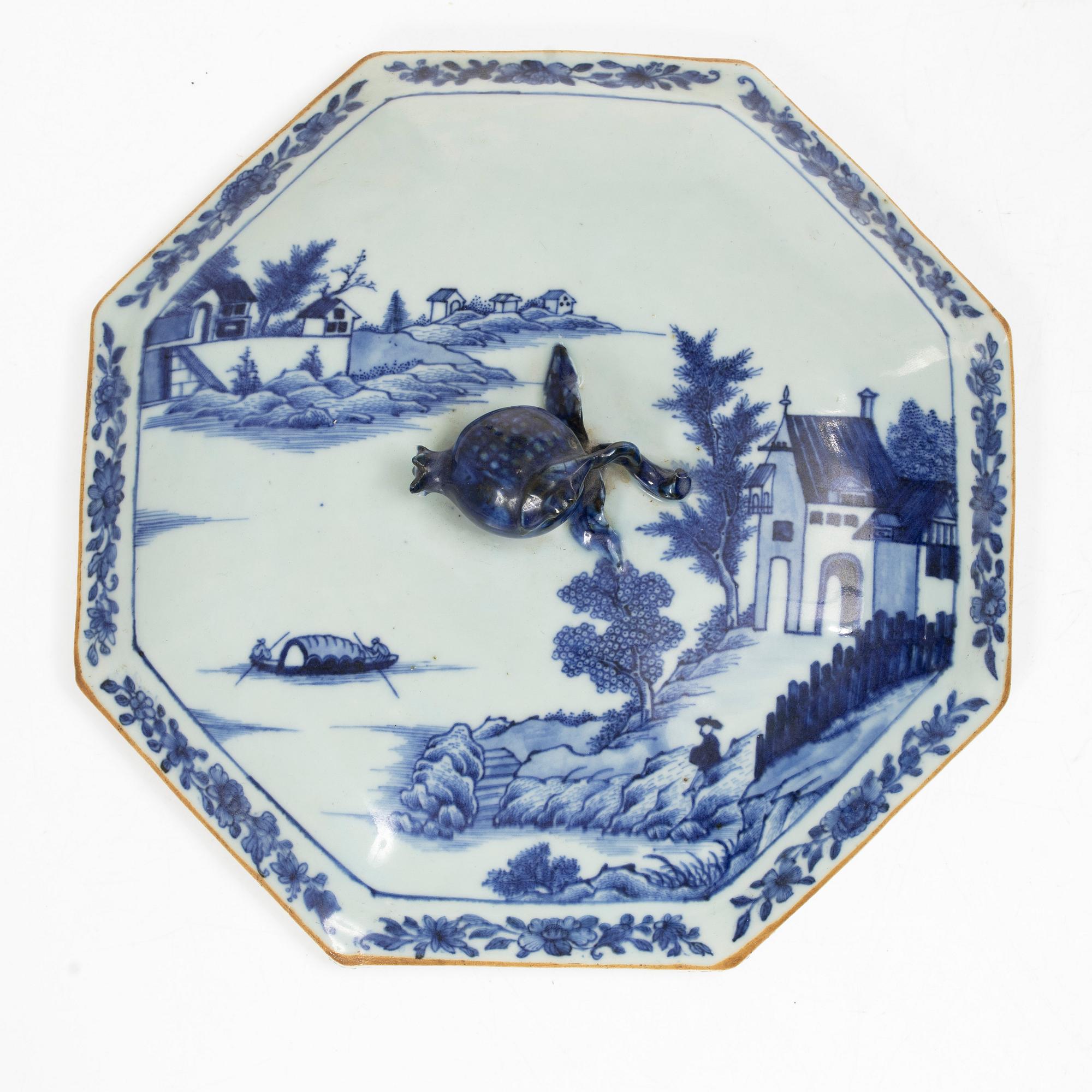Terrin med lock, kompaniporslin, Kina, Qingdynastin, Qianlong (1736-95).