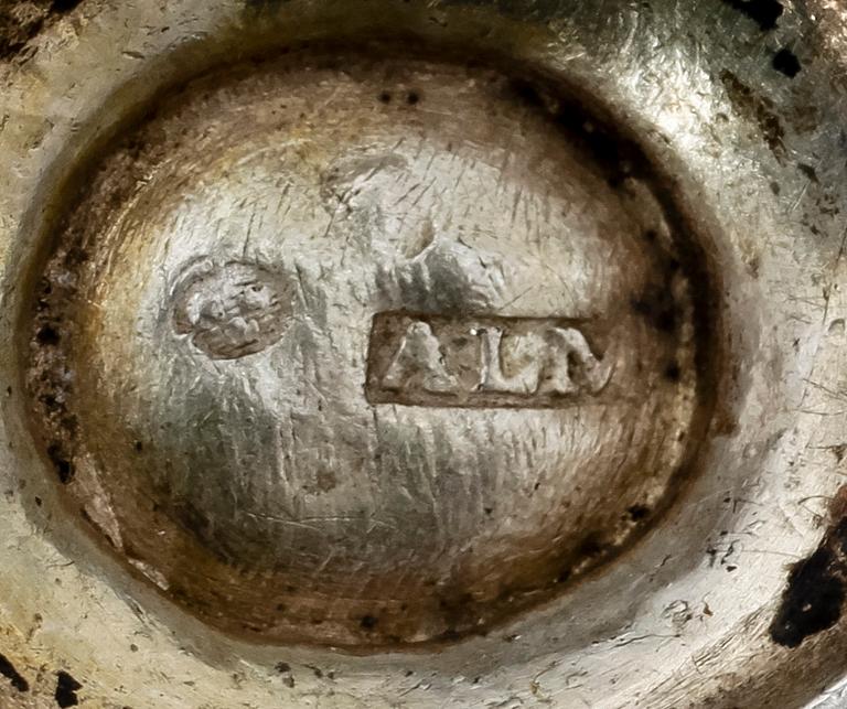 ETUI samt FRIMÄRKSVÄTARE, silver, bl.a Friedich Silber, Karlskrona, 1700 resp 1800-tal. Ca 98g.