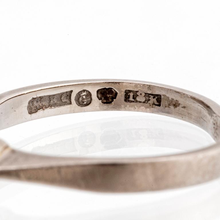 Ring 18K vitguld med 3 briljanter ca 0,65 ct totalt, storlek ca 16/50, total vikt 3,1 g.