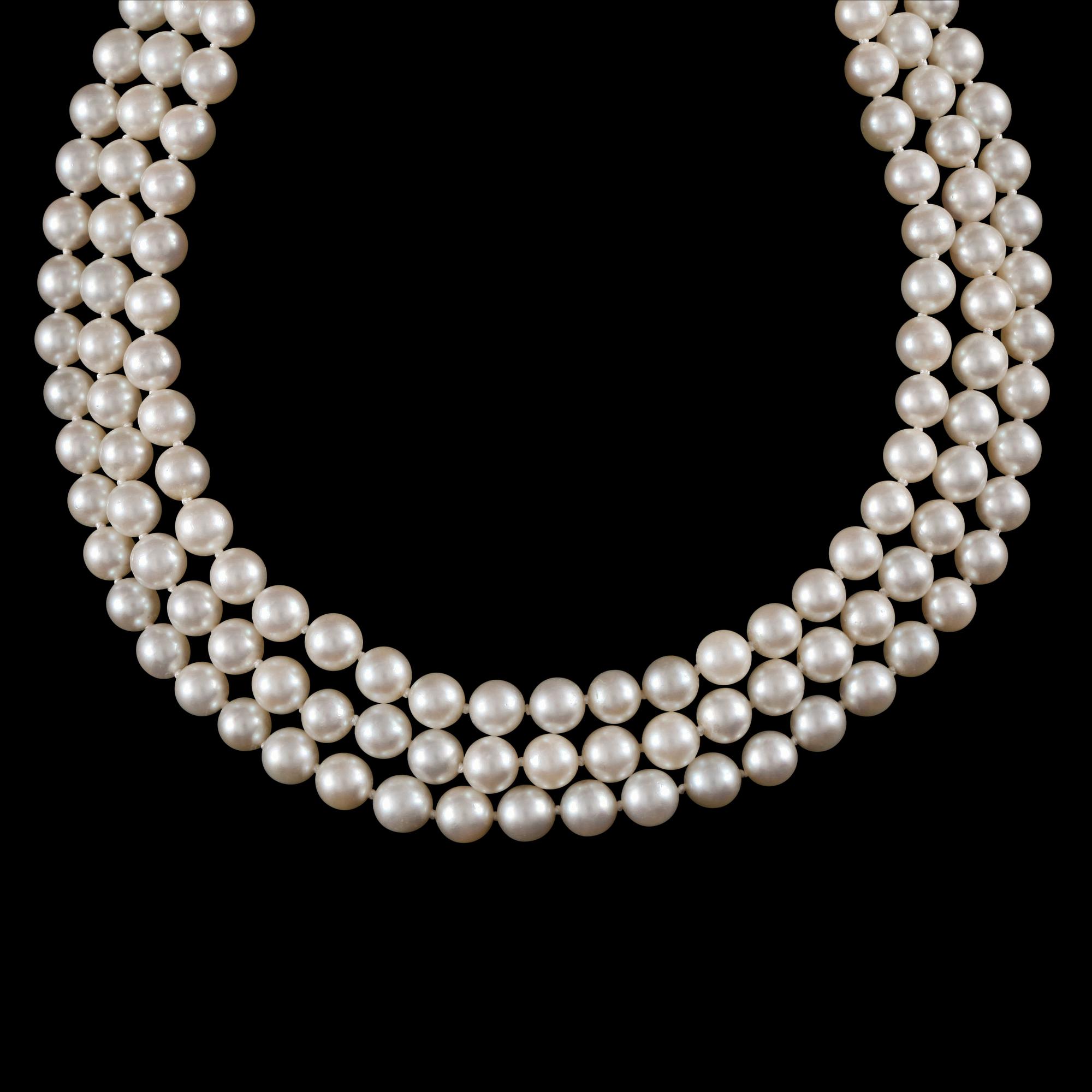 COLLIER, 3-rader med odlade saltvattenspärlor, lås med akvamarin ca 13.80 ct samt briljantslipade diamanter.