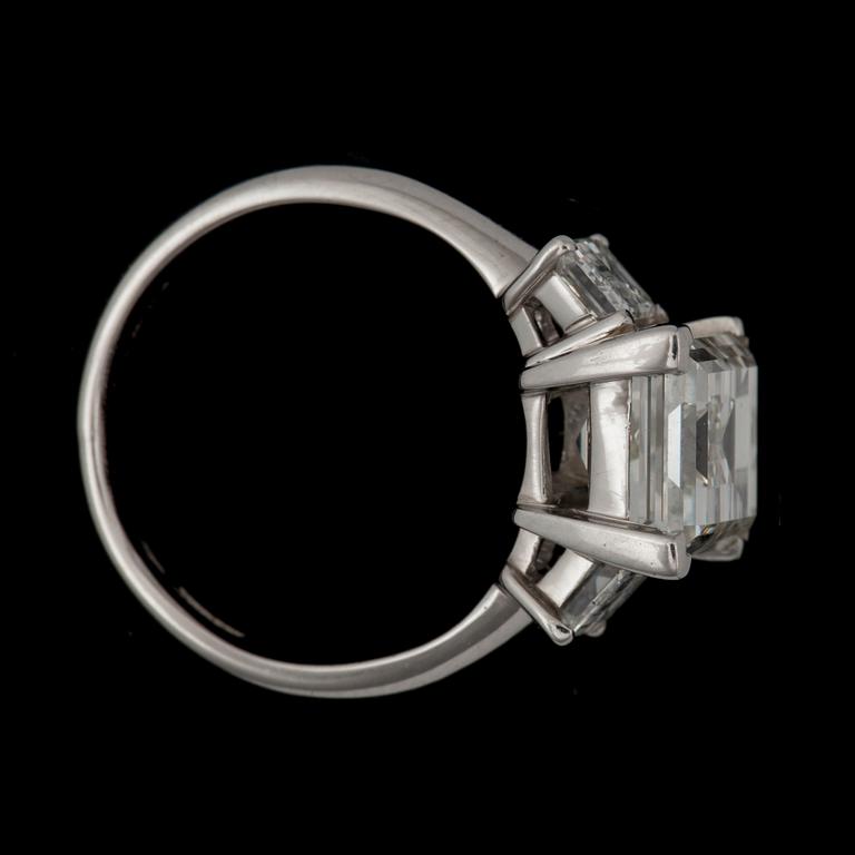 RING med baguetteslipade diamanter totalt ca 3.25 ct. ca I/VVS.