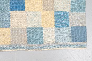 A carpet, flat weave, ca 304 x 201,5 cm,  signed B (Bohusslöjd).