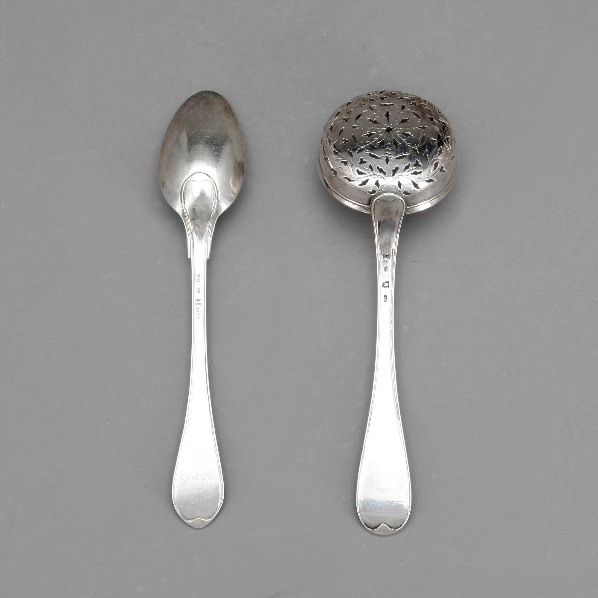 DESSERTSKEDAR samt STRÖARE, silver, bland annat Mikael Åström (1764-91). Vikt ca 500 g.