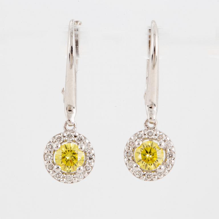 ÖRHÄNGEN, med gula färgbehandlade diamanter och diamanter.