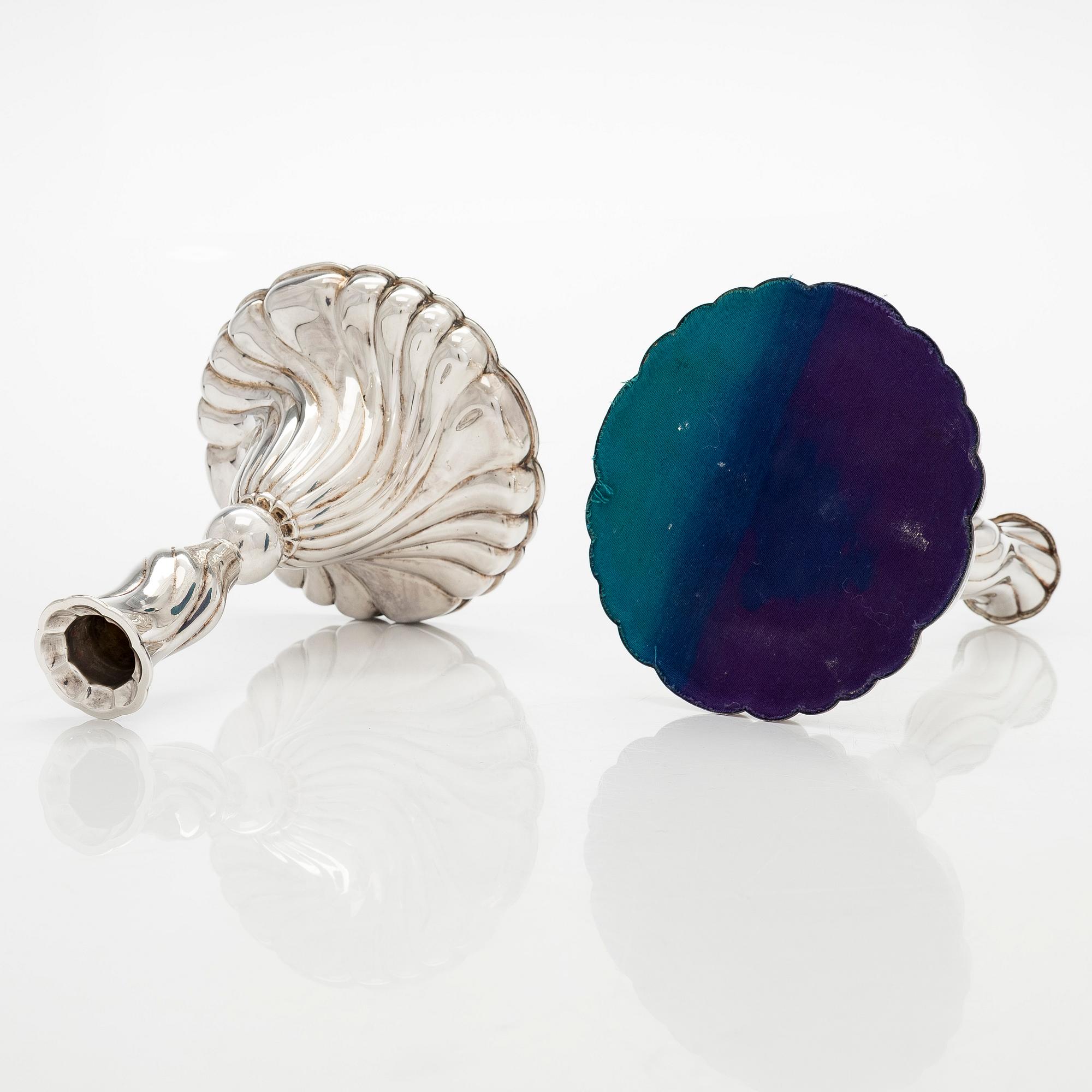 Ljusstakar, ett par, silver, Turun Hopea, Åbo 1971.