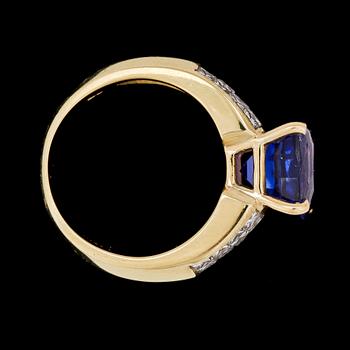 RING, 18k guld med tanzanit, ca 3.84 ct, och diamanter, tot ca 2.56 ct.