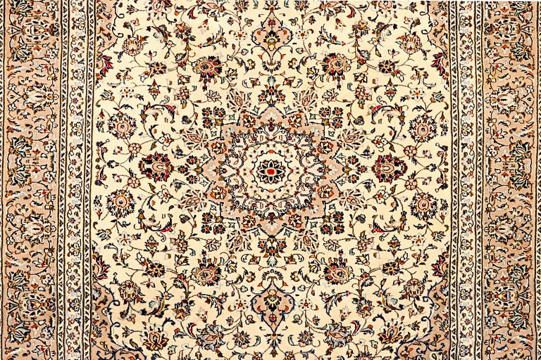 A Kashan carpet, a. 283 x 195 cm.