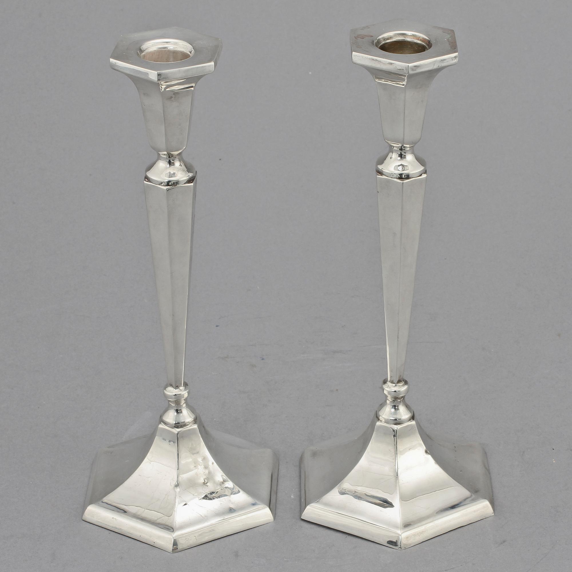 LJUSSTAKAR, ett par, silver, Hazorfim, Israel, 1900-talets andra hälft. Vikt 705 g.