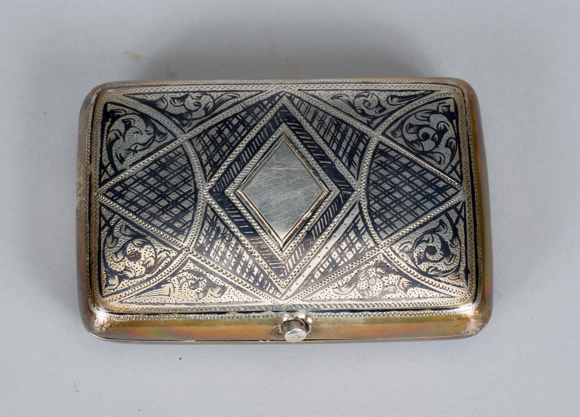 CIGARETTETUI, silver, Moskva, Ryssland,  1895. Vikt ca 100g.