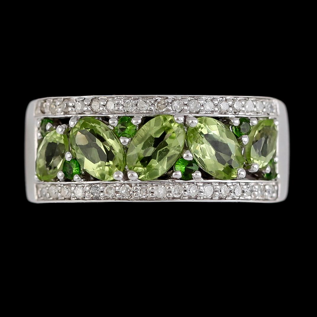 RING, 14K vitguld, peridoter och åttkantslipade diamanter tot ca 0.26 ct. Vikt ca 7 g.