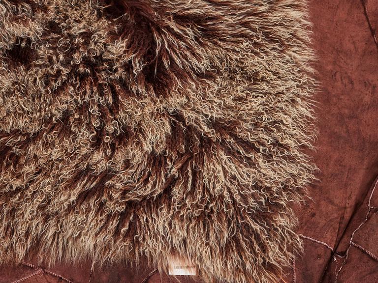 Matto, sheepskins, brown red camel coloured melange, ca 985 x 541,5 cm.