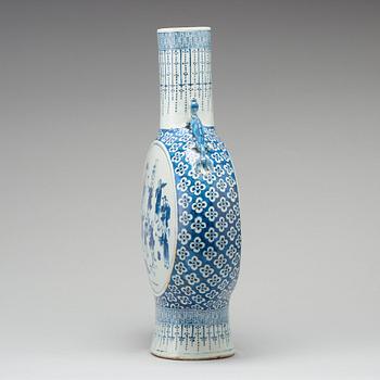 A large blue and white moon flask, Qing dynasty, 19th Century.