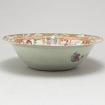 A large famille rose Canton punch bowl, Qing dynasty, late 19th century.