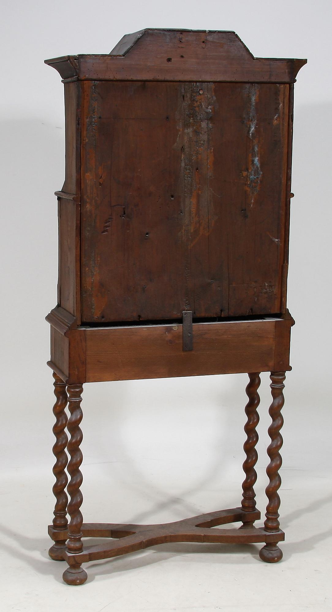 HÄNGSKÅP PÅ BENSTÄLLNING, 1700-tal.