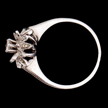 RING, 18 k vitguld, med briljantslipad diamant. Vikt 3,2 g.
