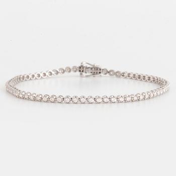 Brilliant-cut diamond tennis bracelet.