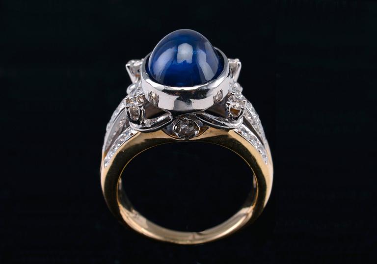 A RING, cabochon cut sapphire c. 7.5 ct. Brilliant cut diamonds c. 0.6 ct. Weight 8,4 g.