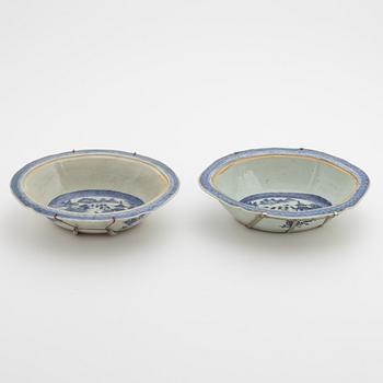 Skålfat, två stycken, porslin, Kina, Jiaqing, (1796-1820).