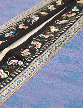 A CHINESE VEST, silk. Height 140 cm. Around 1900.