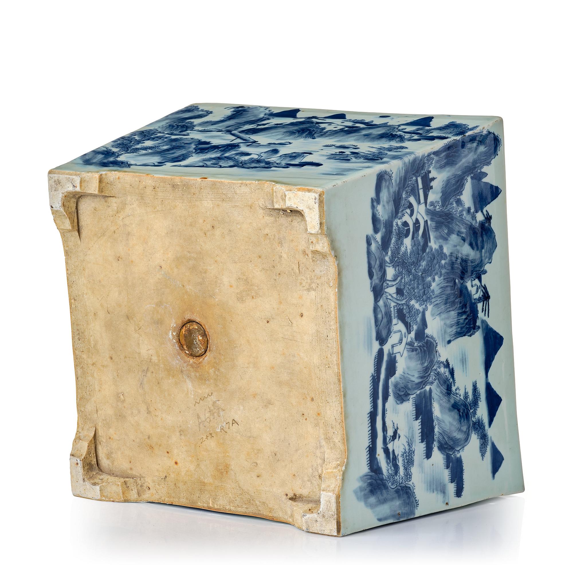 A blue and white flower pot, late Qing dynasty, circa 1900.