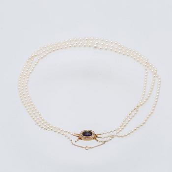Necklace with three rows of cultured pearls and a clasp in 18K gold.