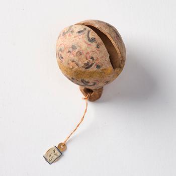 Bjällra samt sked, lergods. Handynastin (202 f. Kr-220 e. Kr).