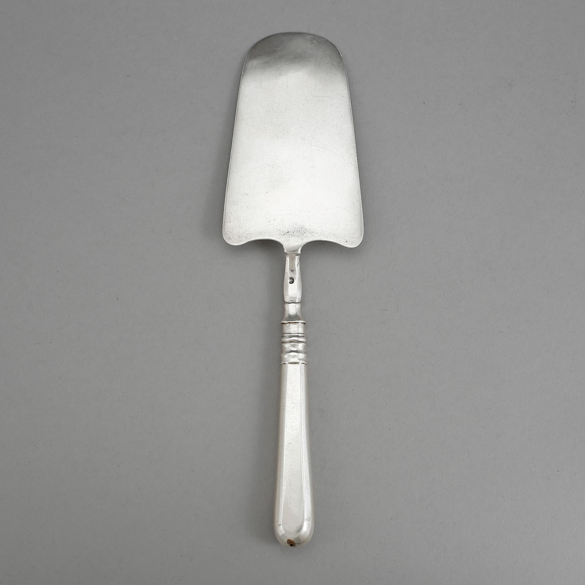 SERVERINGSSPADE, silver, Sankt Petersburg, 1868. Tot vikt ca 81 gram.