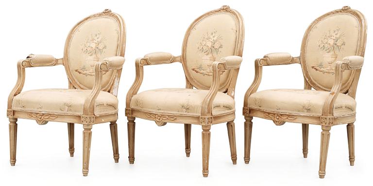 KARMSTOLAR, tre stycken. Gustavianska stockholmsarbeten, 1700-talets slut.