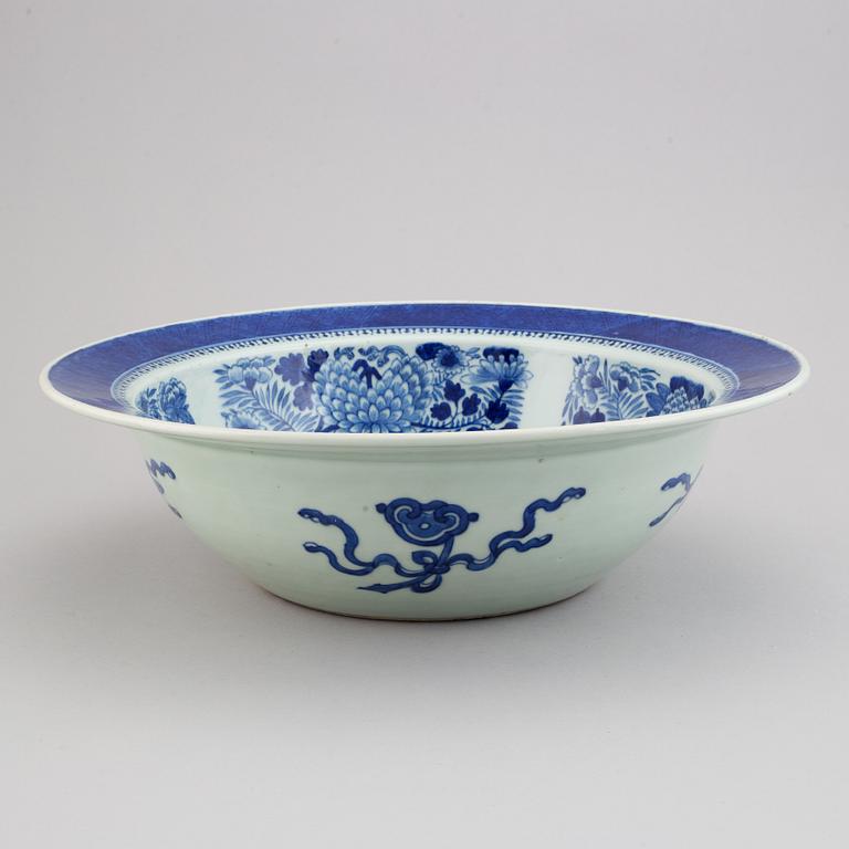 Tvättfat, porslin. Qingdynastin, 1800-tal.