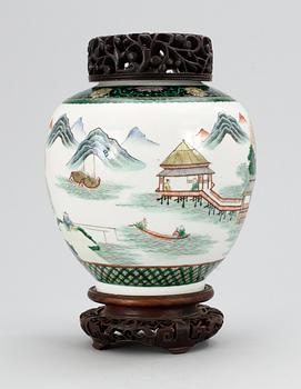 666. KRUKA, porslin. Sen Qingdynasti.