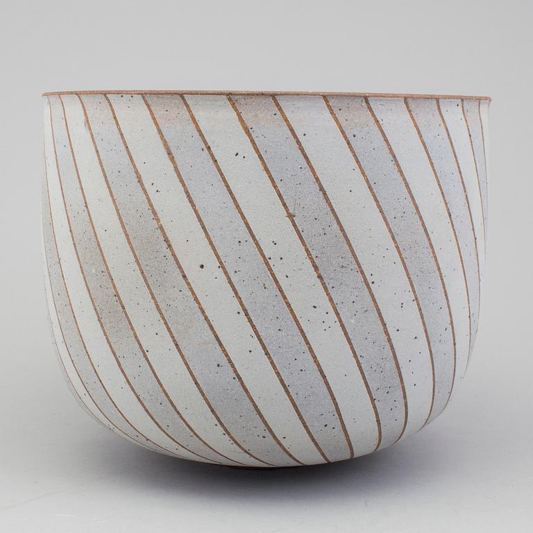 A ceramic pot by Bente Brosböl Hansen from late 20 th century.