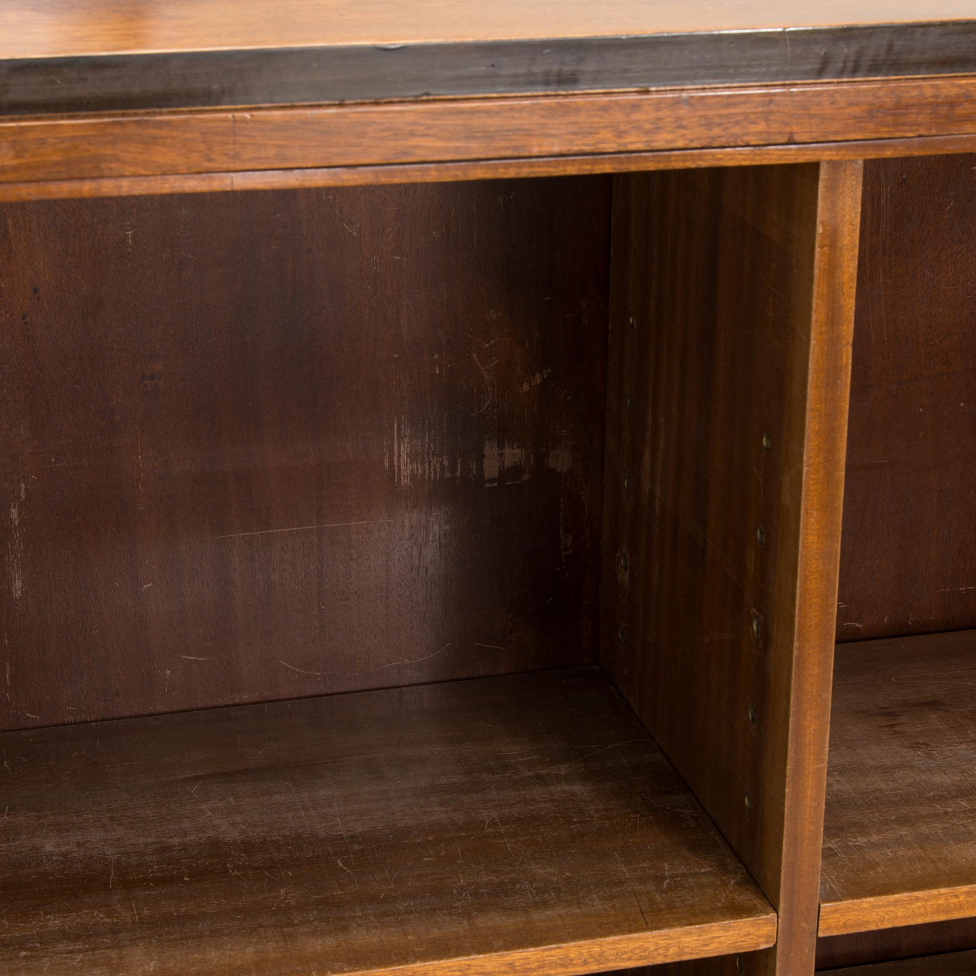 Lauri Järveläinen, kirjakaappi, Tampereen Höyrypuuseppä oy, Tampere 1920-luku.