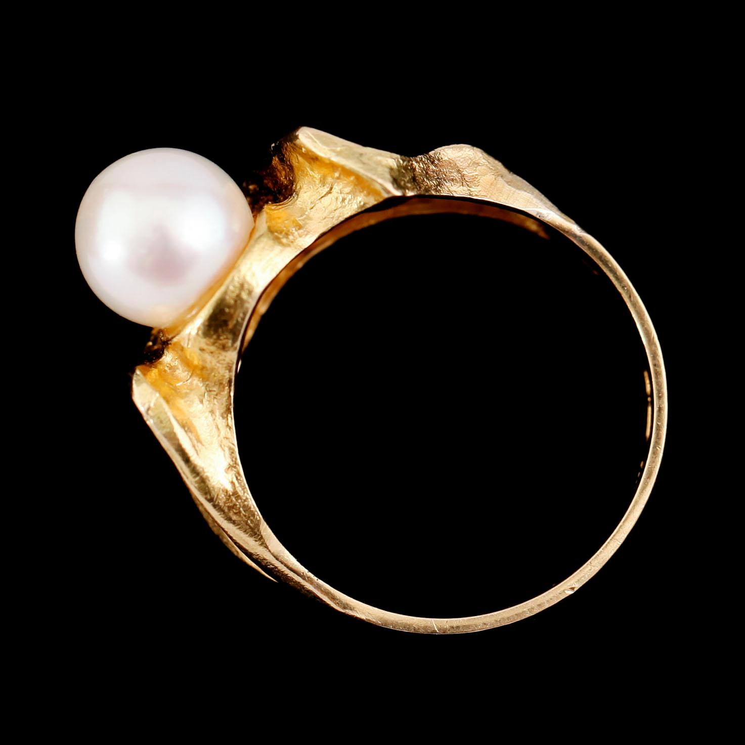 RING, 18 k guld med odlad pärla, Björn Weckström, Finland.