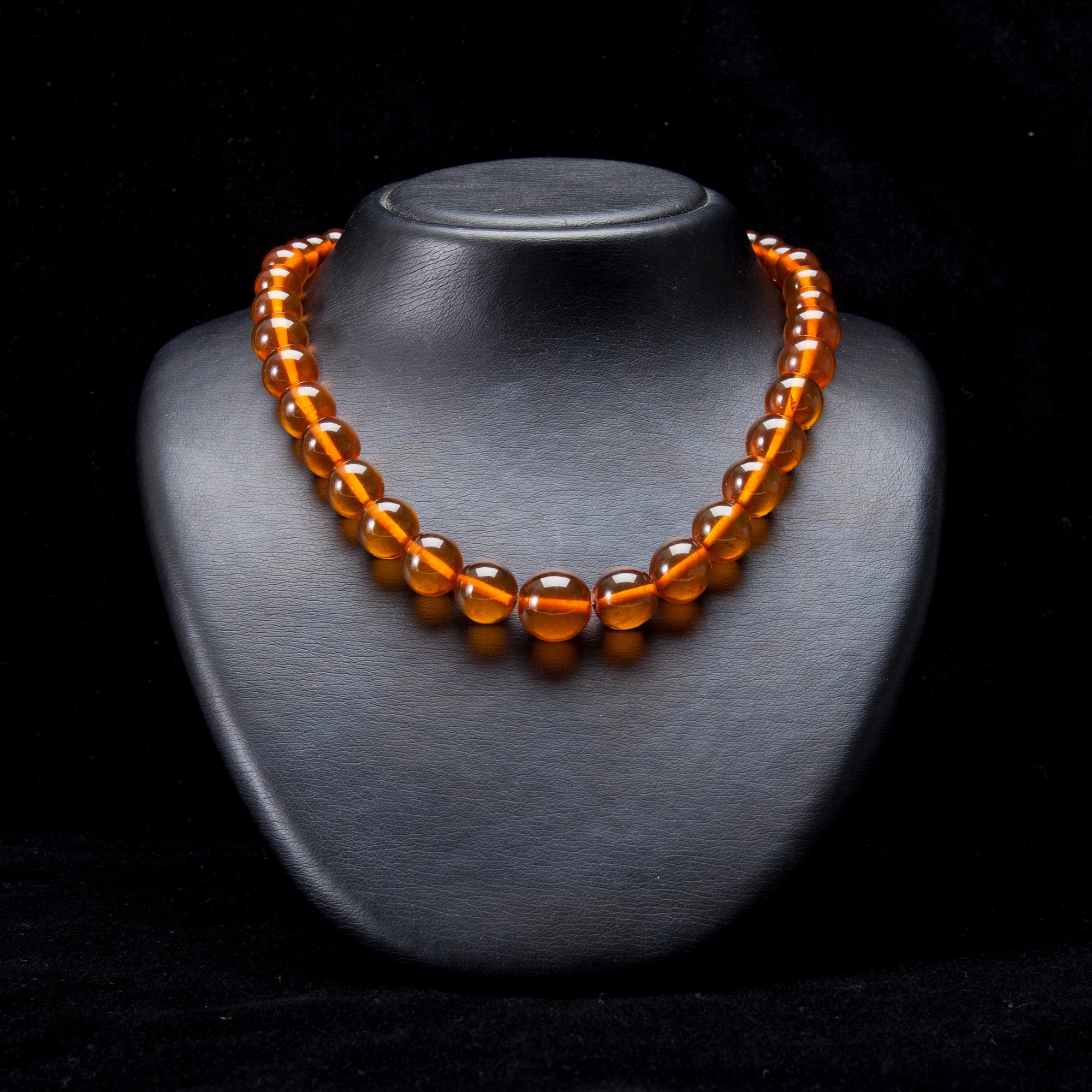 HALSBAND, 2 st, och ARMBAND, bärnsten, 1900-tal.