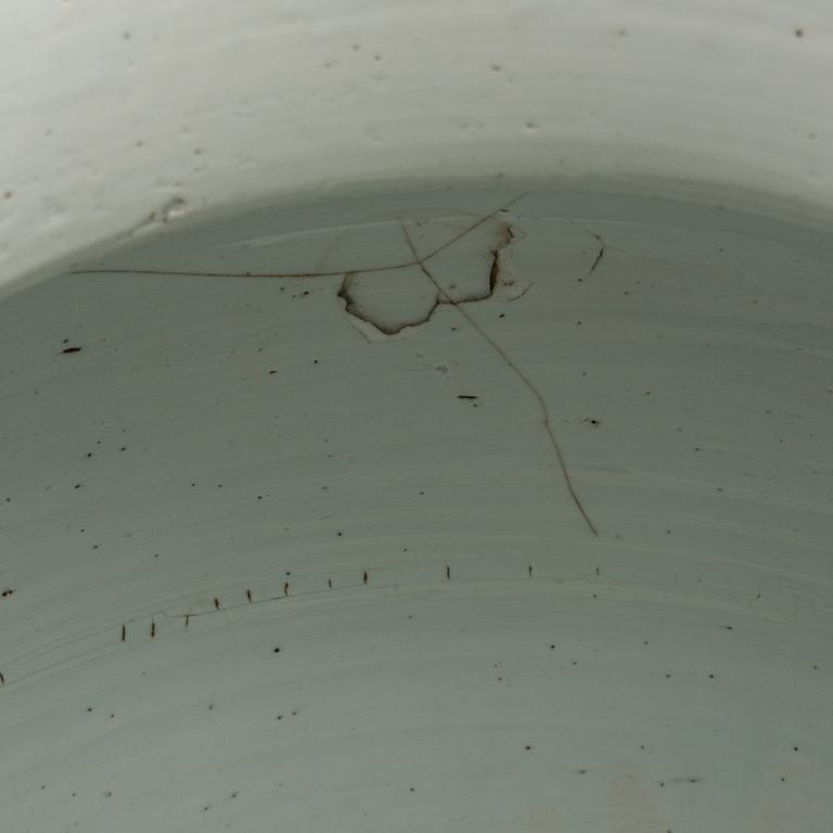 A large blue and white lotus jar with cover, Qing dynasty, Kangxi (1662-1722).