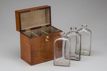 SCHATULL med FLASKOR, 1800-talets mitt.