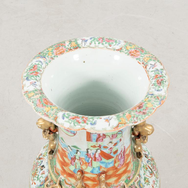 Vas, porslin. Sen Qingdynasti.