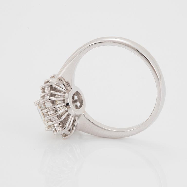 Ring 18K guld med en smaragdslipad diamant 2.04 ct kvalitet J vs1 enligt medföljande IGI certifikat.